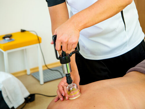 Ein Patient erhält eine Behandlung mit einer Luftdruckpumpe im TZ Hohenau.