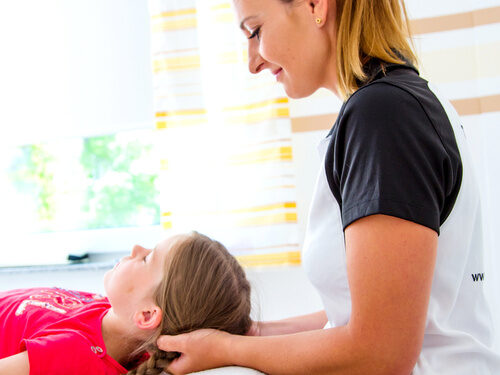 Eine Therapeutin behandelt eine Patientin im Therapiezentrum Hohenau.